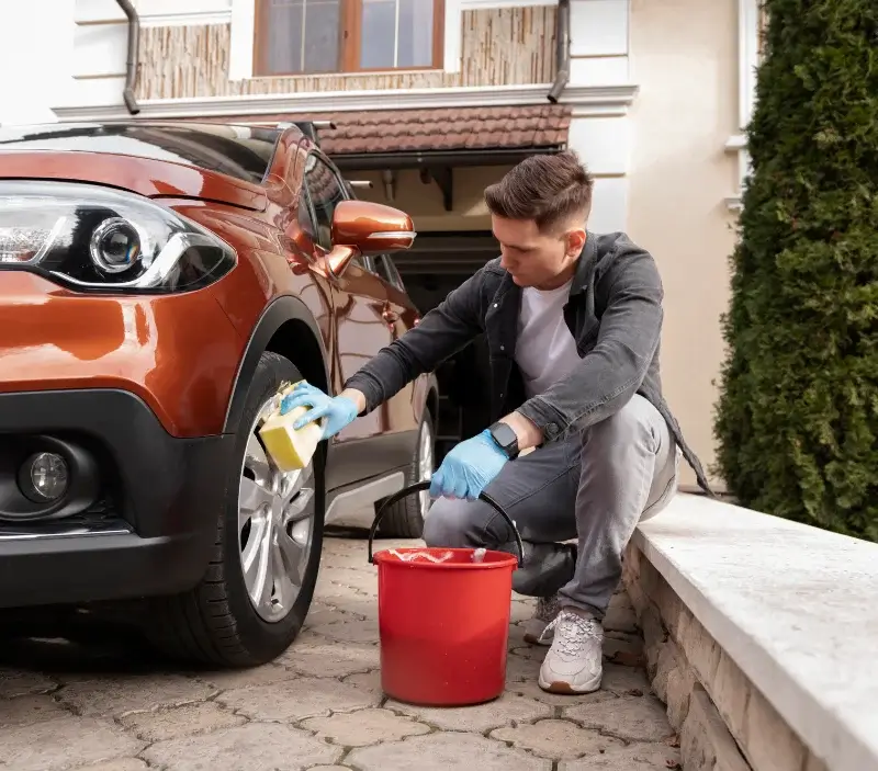 Lavage auto à domicile Marcilly-d'Azergues : professionnel intervenant sur un véhicule